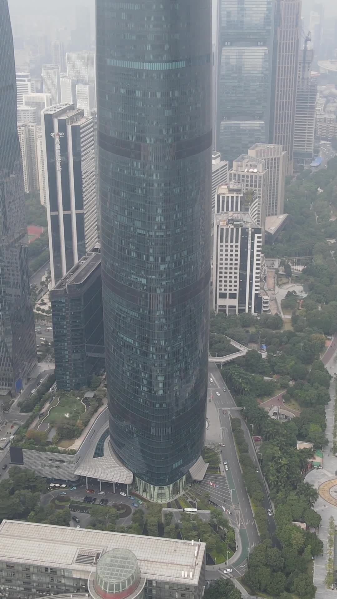 云端俯瞰现代都市