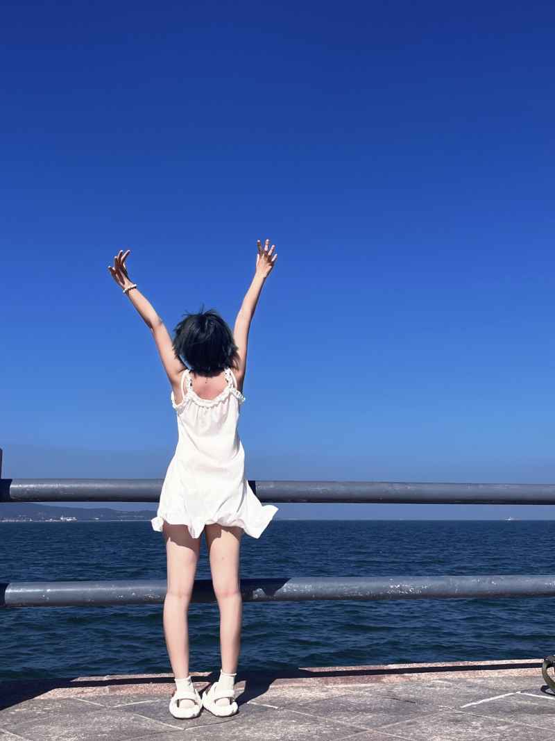 海边蓝天少女