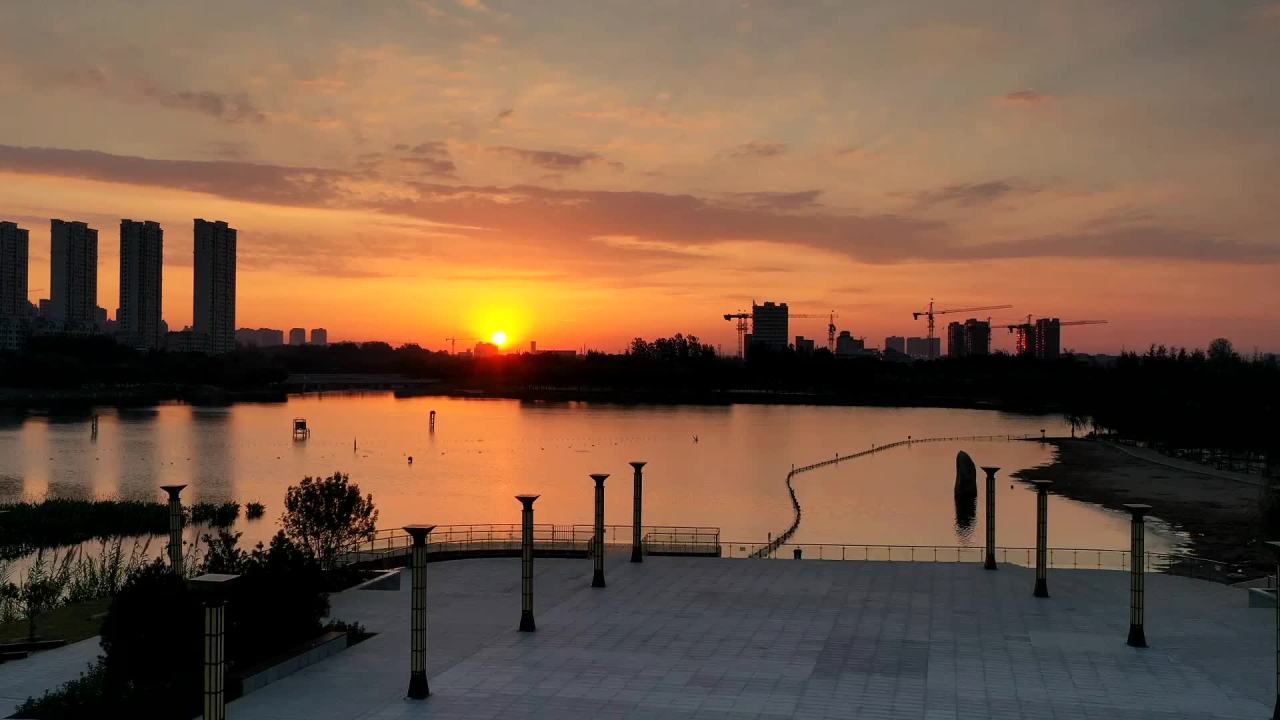 日落湖畔的城市剪影
