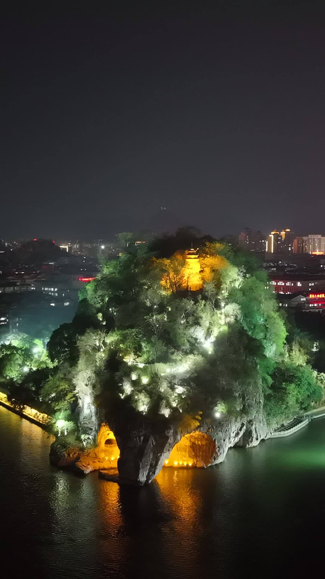 夜幕下的山峰灯火