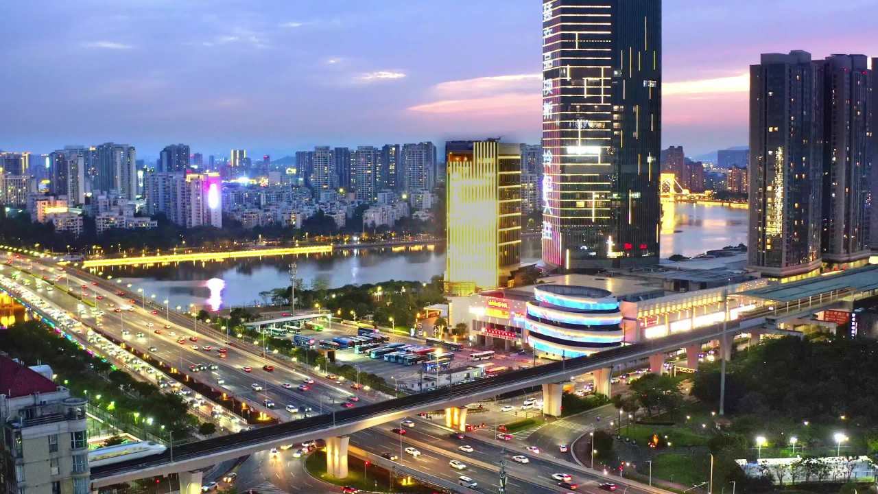 珠海高铁与高楼黄昏风景