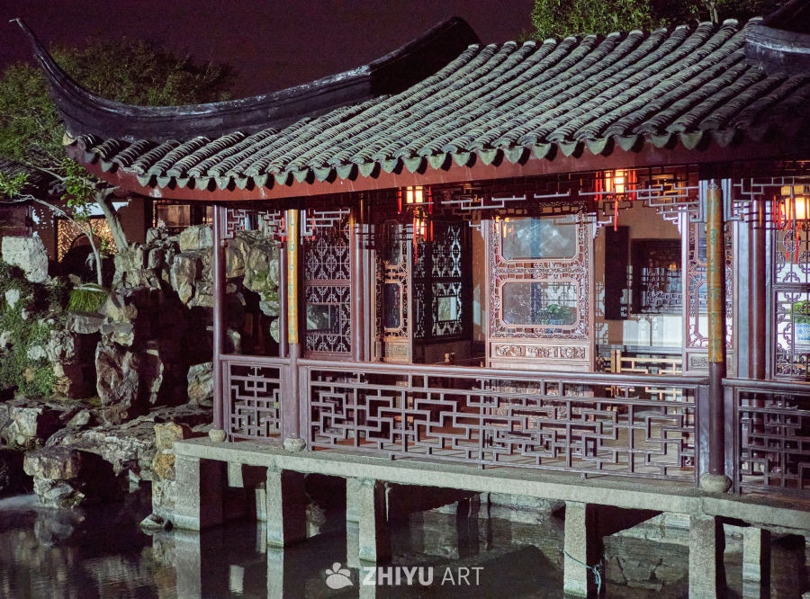 夜色下的苏州网师园濯缨水阁