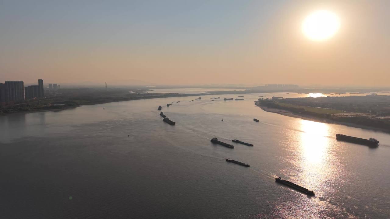 夕阳下的繁忙河港