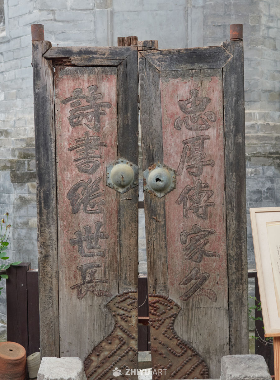 古朴刻字传统木质大门