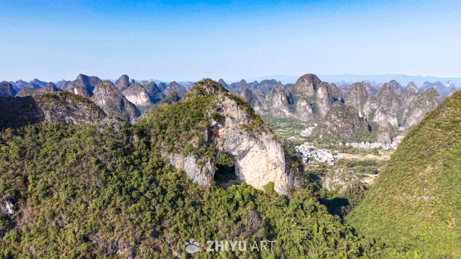 喀斯特山峦与隐秘洞穴