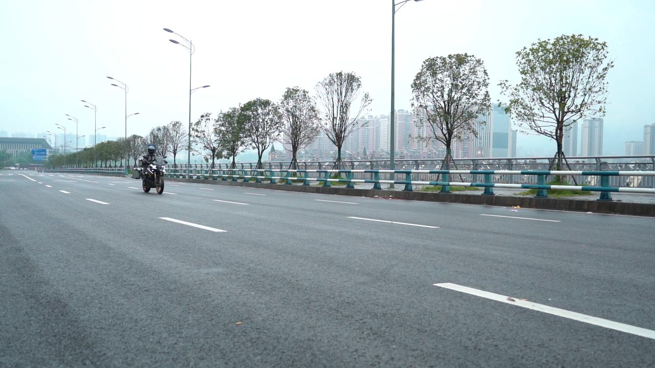 实拍雨天摩托车摔车骑手摔到路上