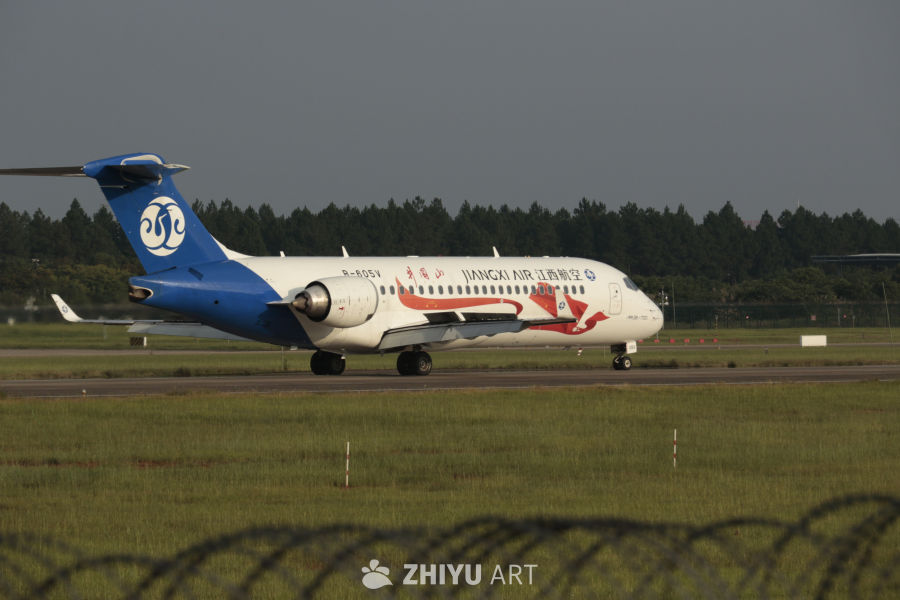 江西航空ARJ21-700飞机在机场跑道上