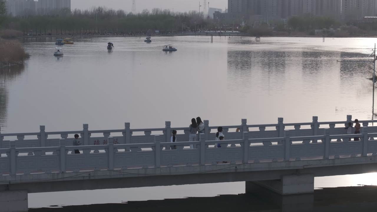 桥上漫步的黄昏时光