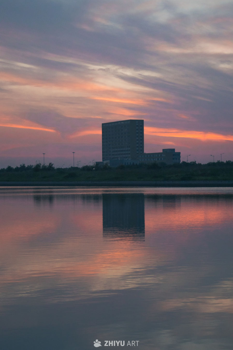 夕阳下的城市倒影