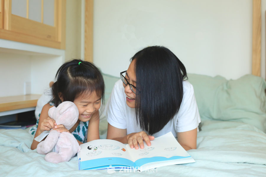 母女共读温馨时光