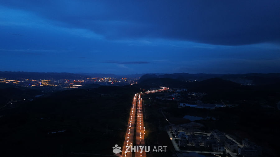 夜幕下的城市之路