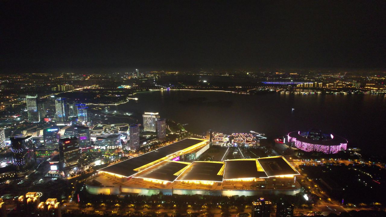 江苏苏州工业园区国金中心苏州之门夜景灯光航拍  