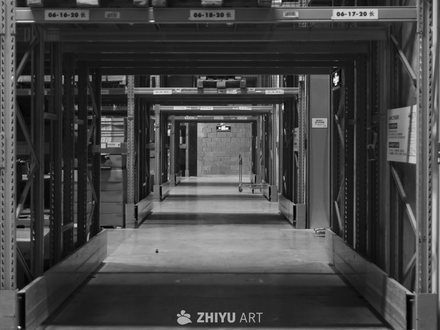 仓库通道的静谧角落