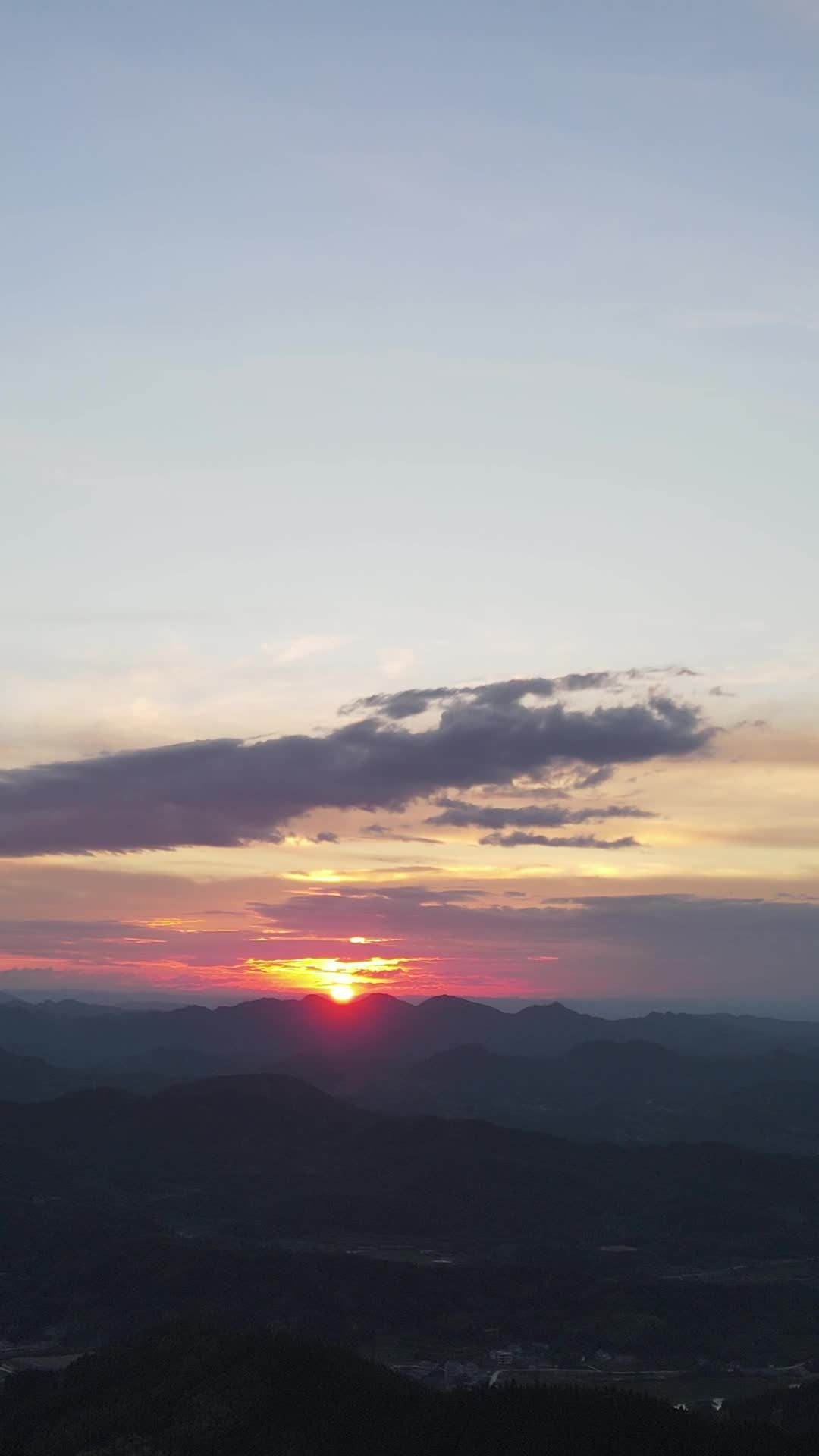 山间日落的宁静之美