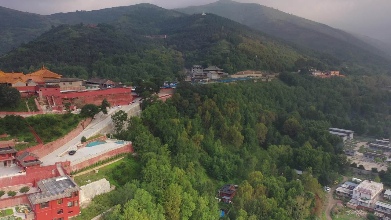 寺庙山间静谧景
