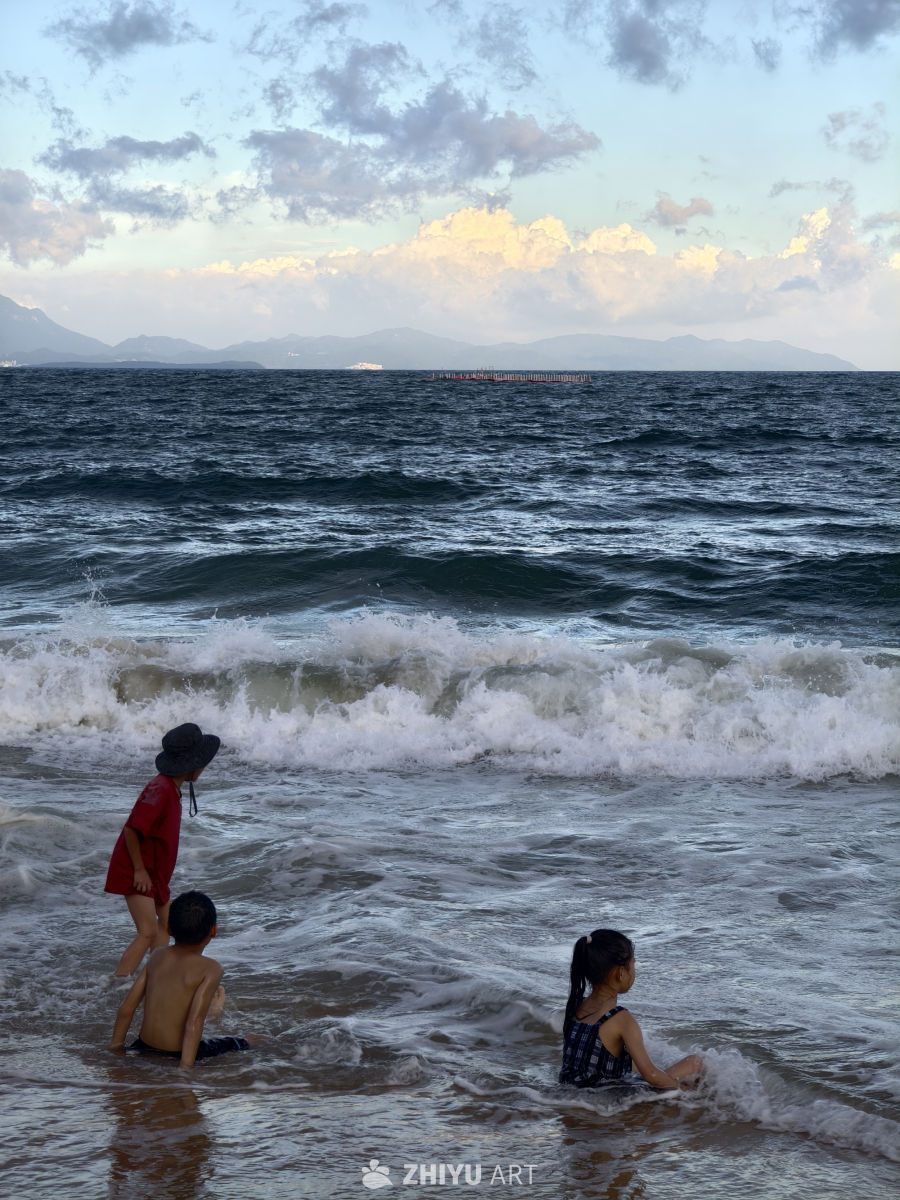 海边嬉戏的童年时光