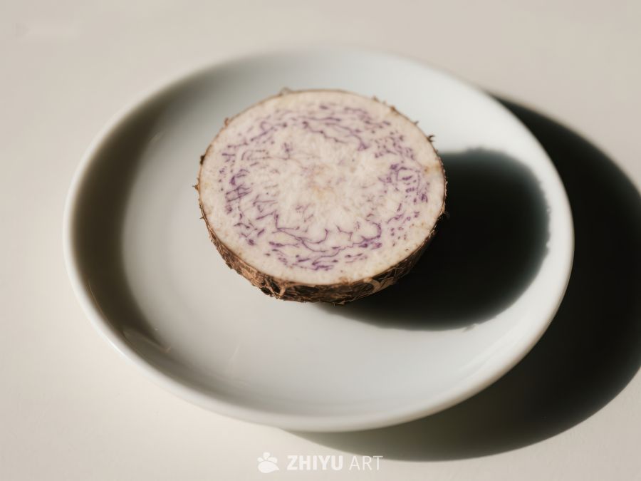 切片芋头置于白色盘中 330