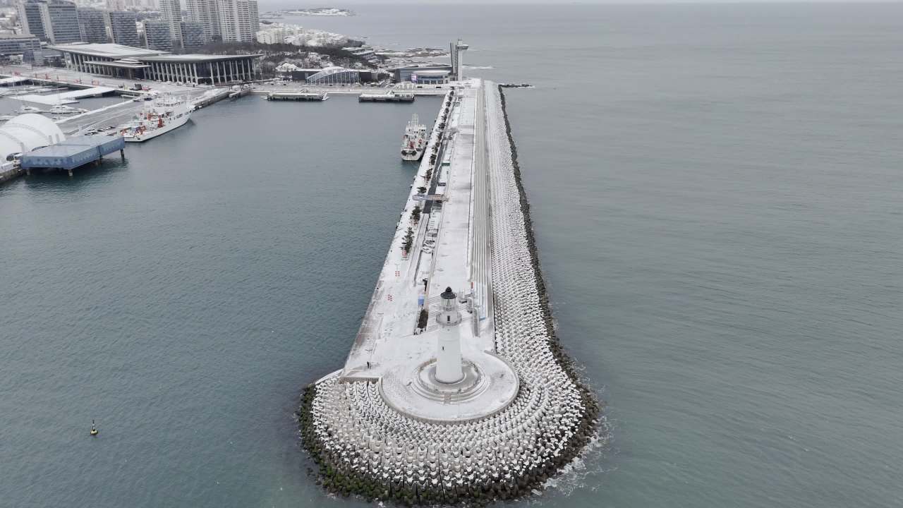 青岛五四广场情人坝海边城市雪景航拍 24