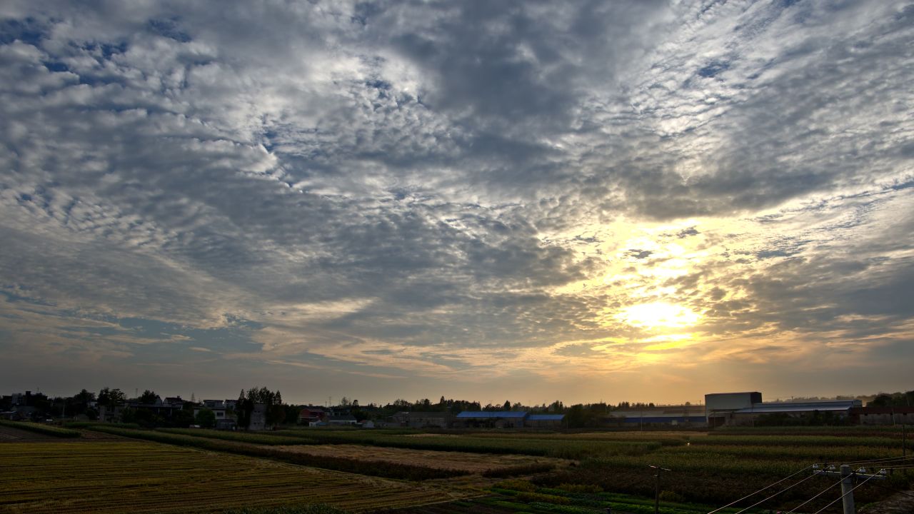 夕阳伴着云彩