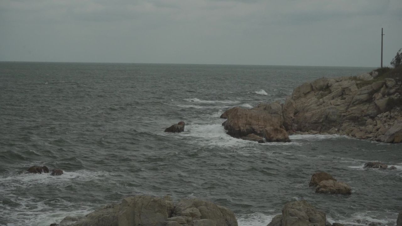 海浪搭载岩石上