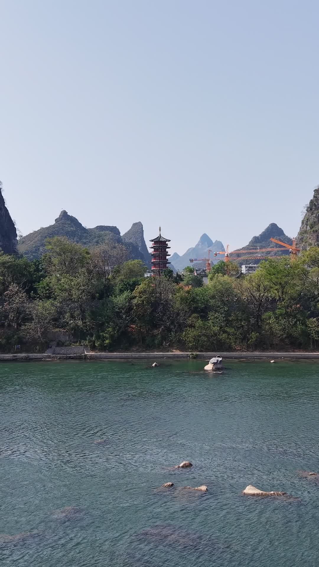 古塔静谧山水间
