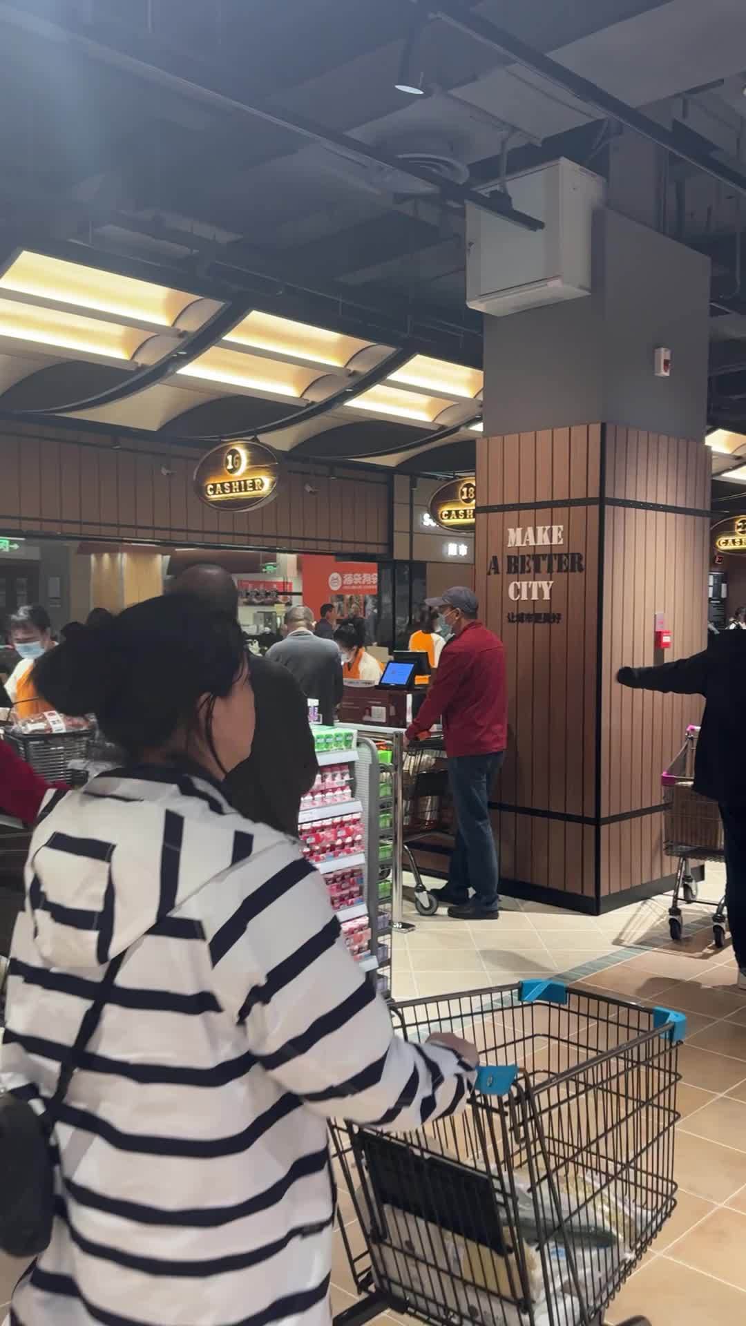 4K胖东来超市人流量高清 11