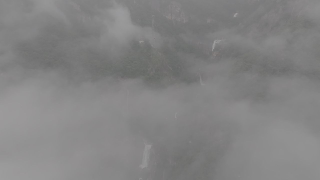 云海中的山峦