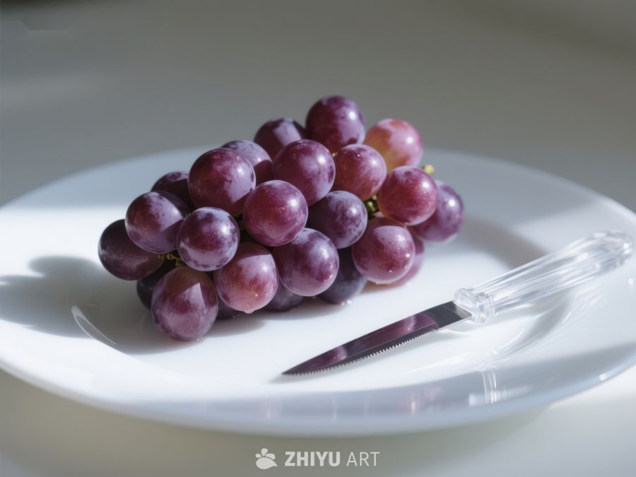 盘中紫葡萄与透明刀具 331