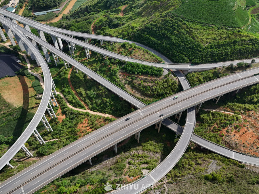 现代高速公路交叉口俯瞰