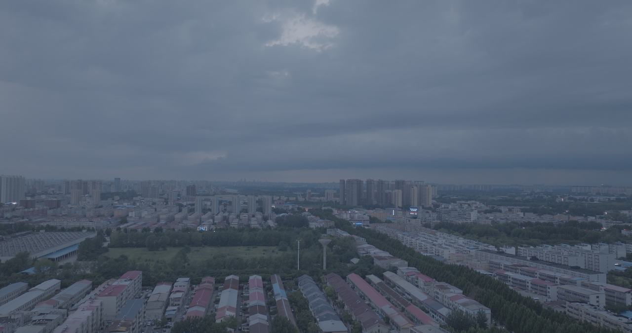 黄昏城市的宁静画卷