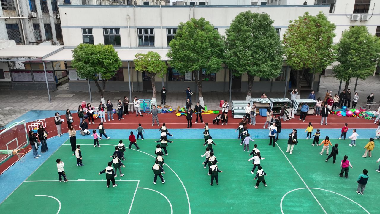 航拍幼儿园家长开放日室外活动 2