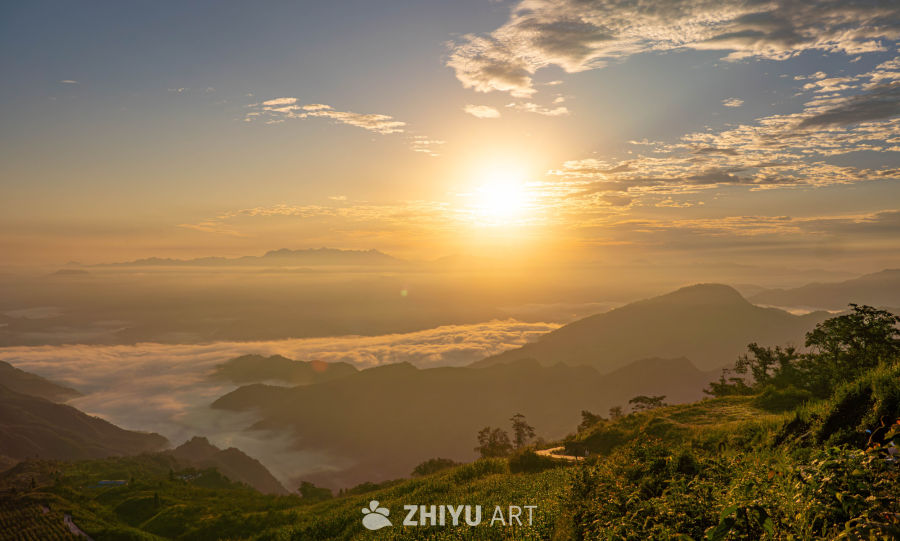 日出山峦云海图