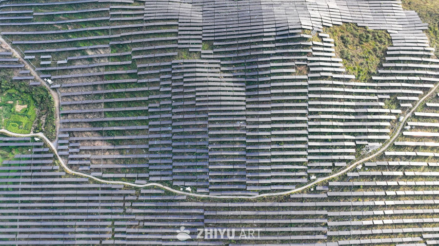 航拍贵州山区光伏发电站 新能源发电 5