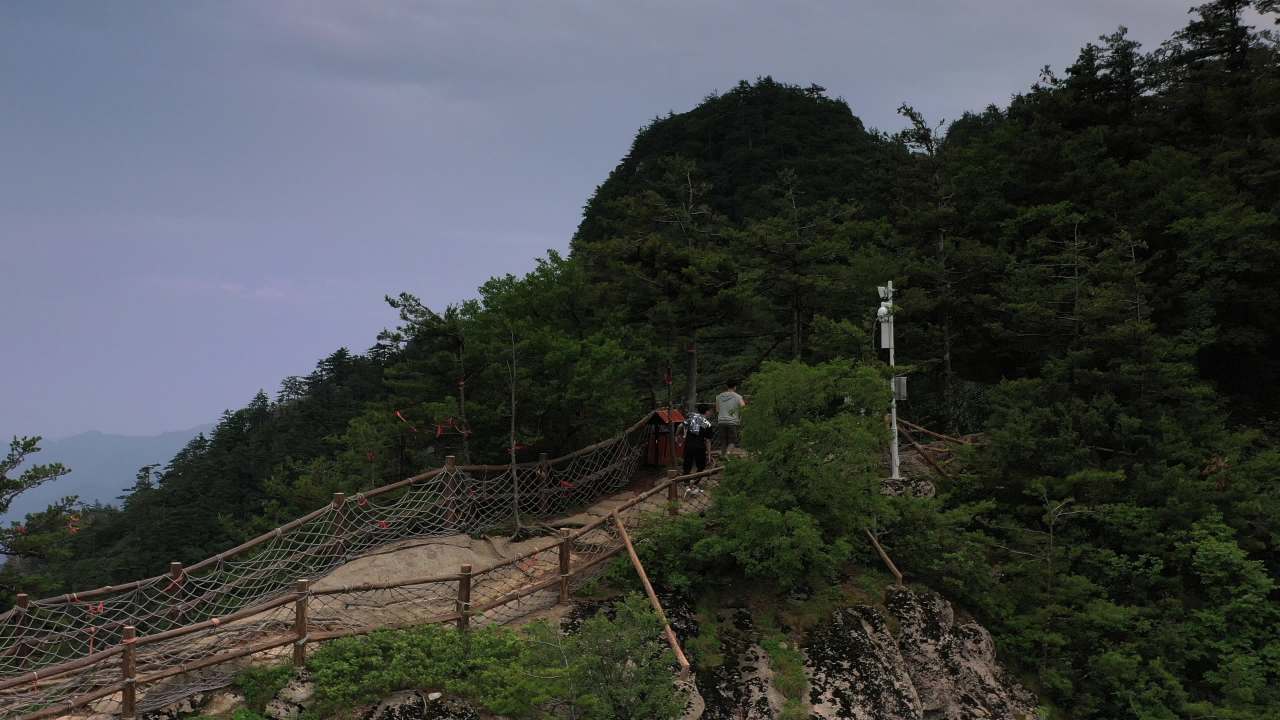 山巅漫步，日落静谧