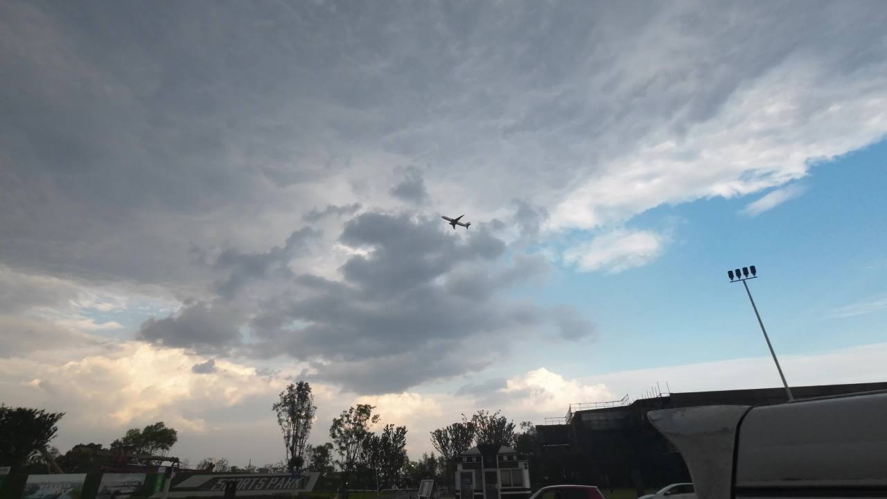 飞机划过天空