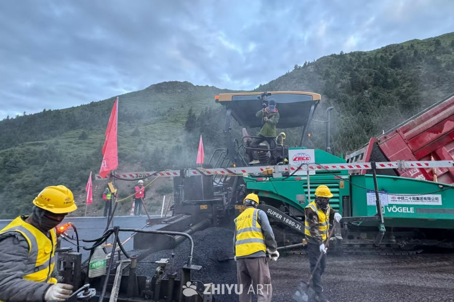 山地公路沥青铺设现场