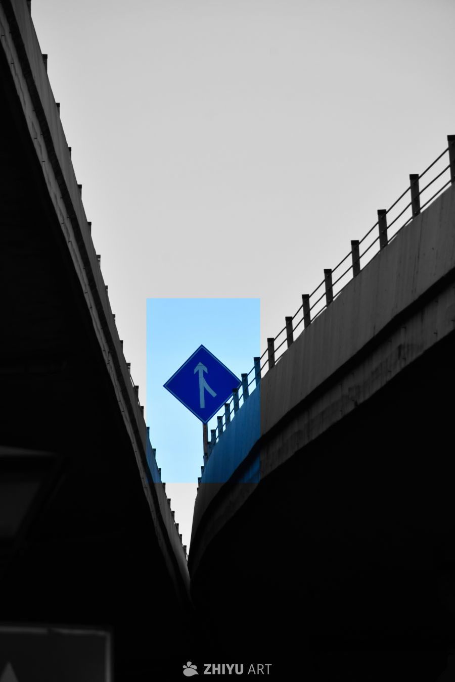 高架桥下的蓝色路标