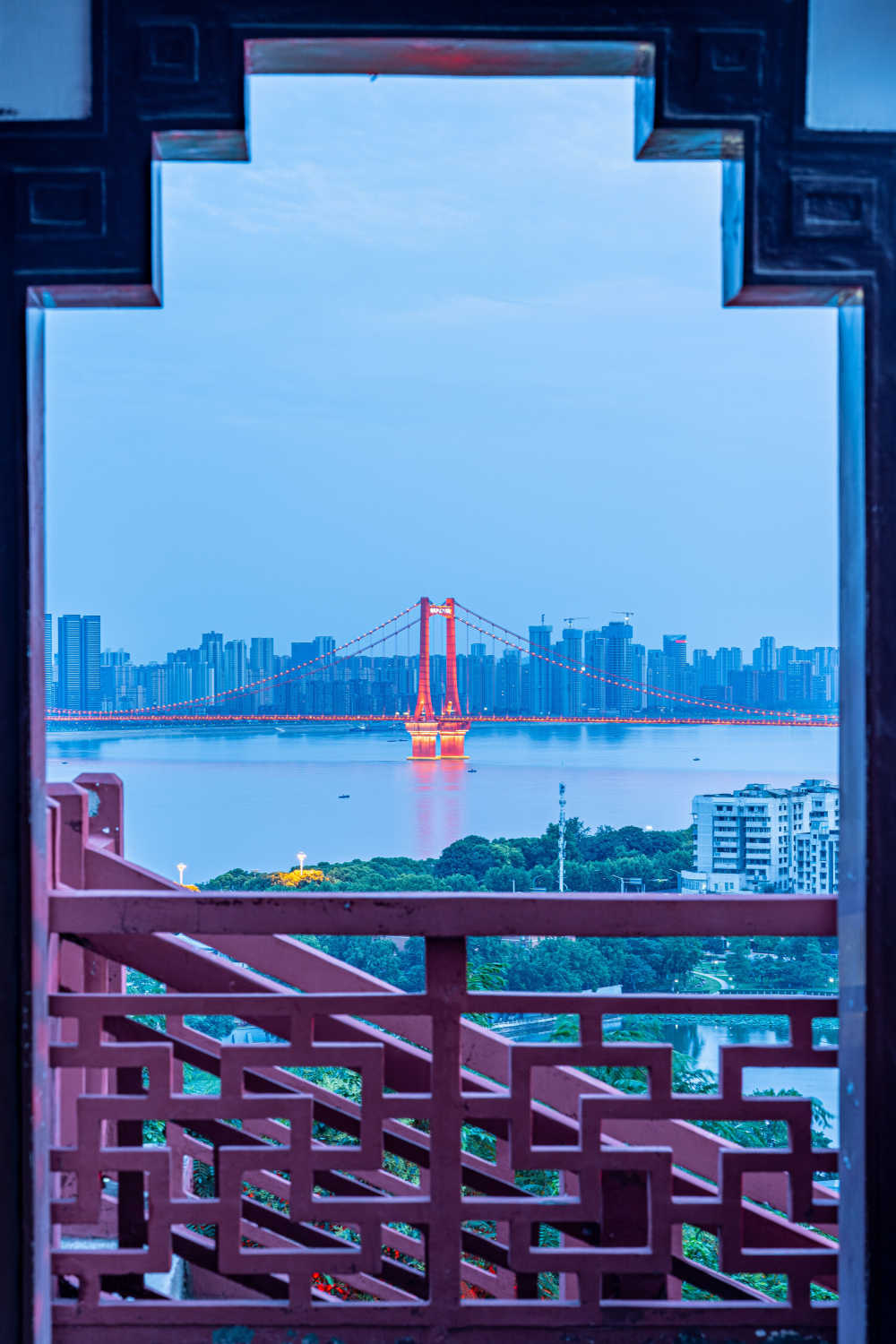 武汉古城框里的鹦鹉洲大桥亮灯夜景