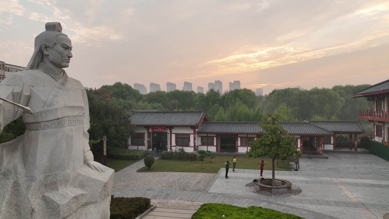 夕阳下的古韵庭院
