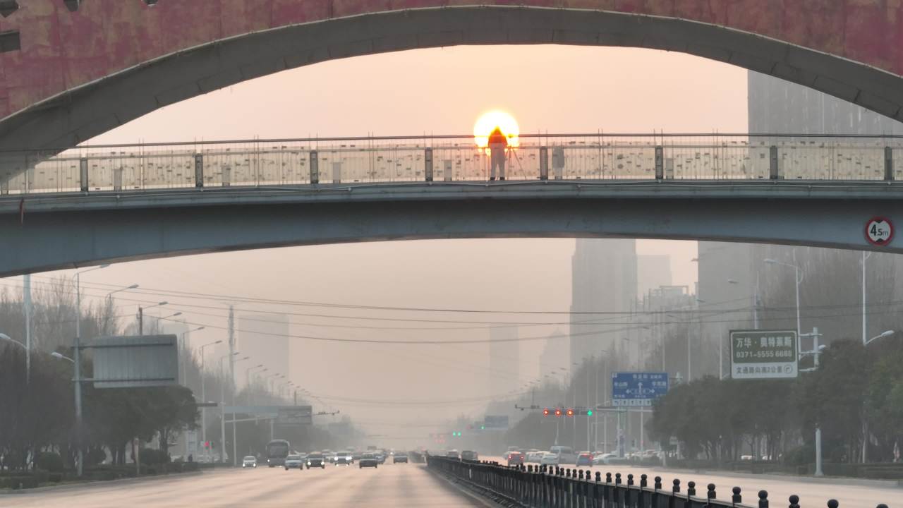 城市日落下的摄影师
