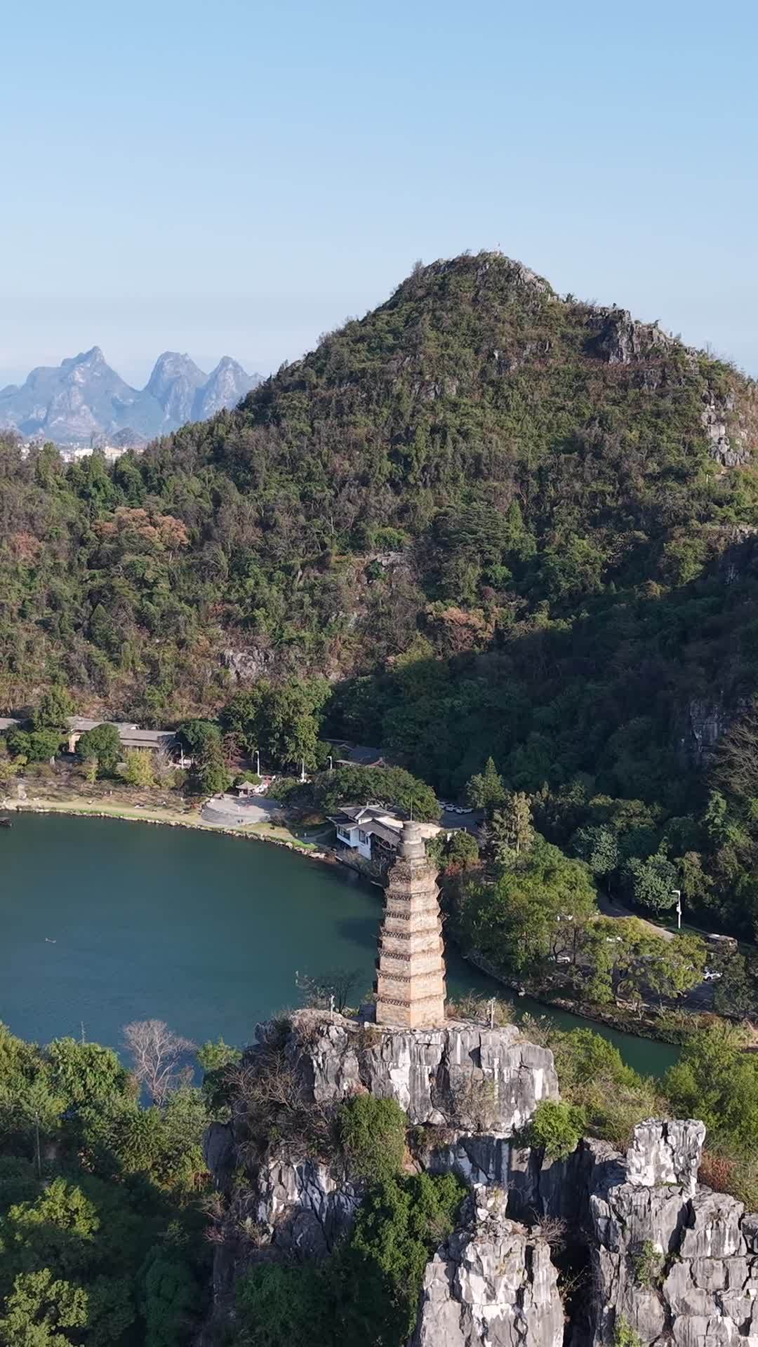 山巅古塔与湖光山色