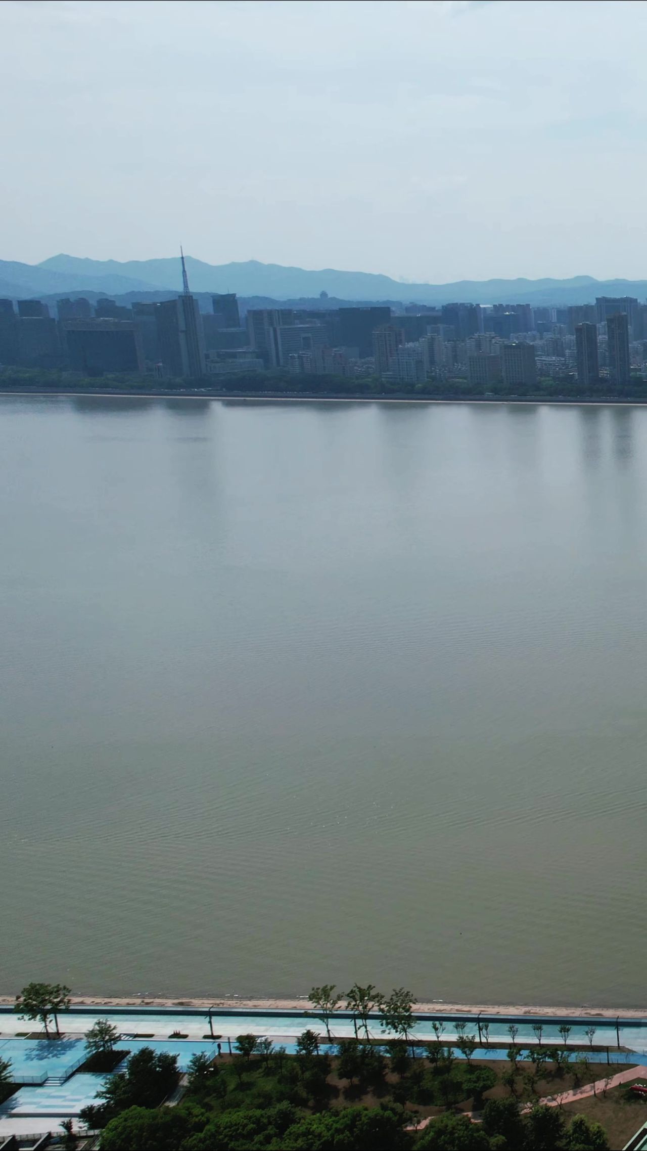 浙江杭州钱塘江风光竖屏航拍 