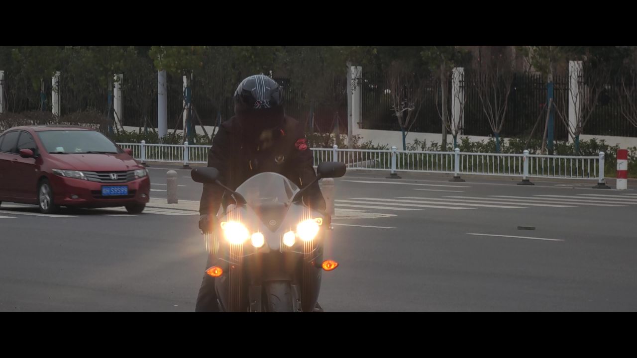 本田R1摩托车起步行驶视频素材