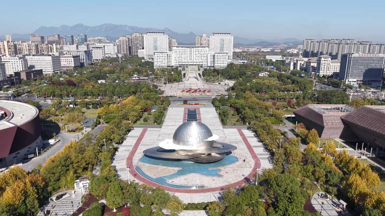 城市广场秋景航拍