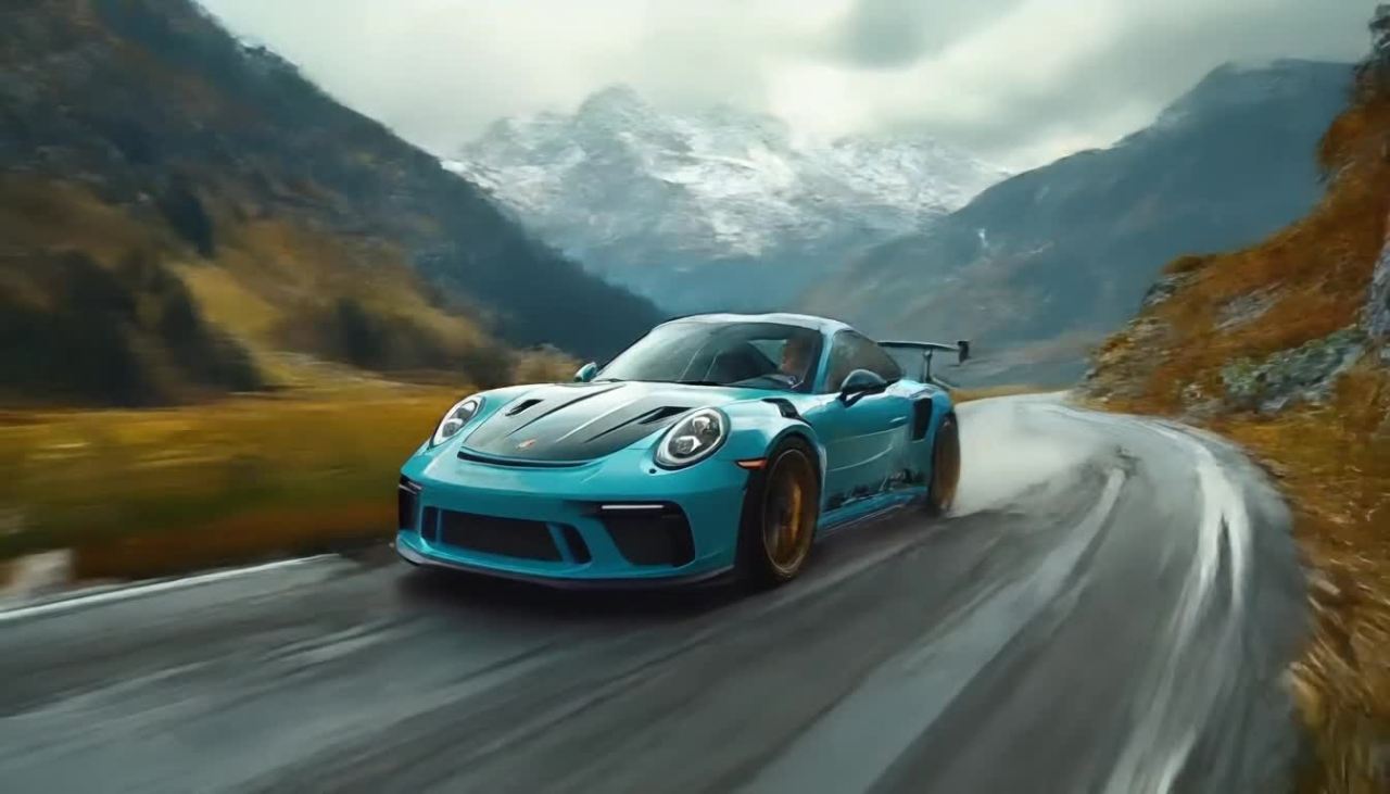 一辆蓝色保时捷911 GT3 RS正在意大利阿尔卑