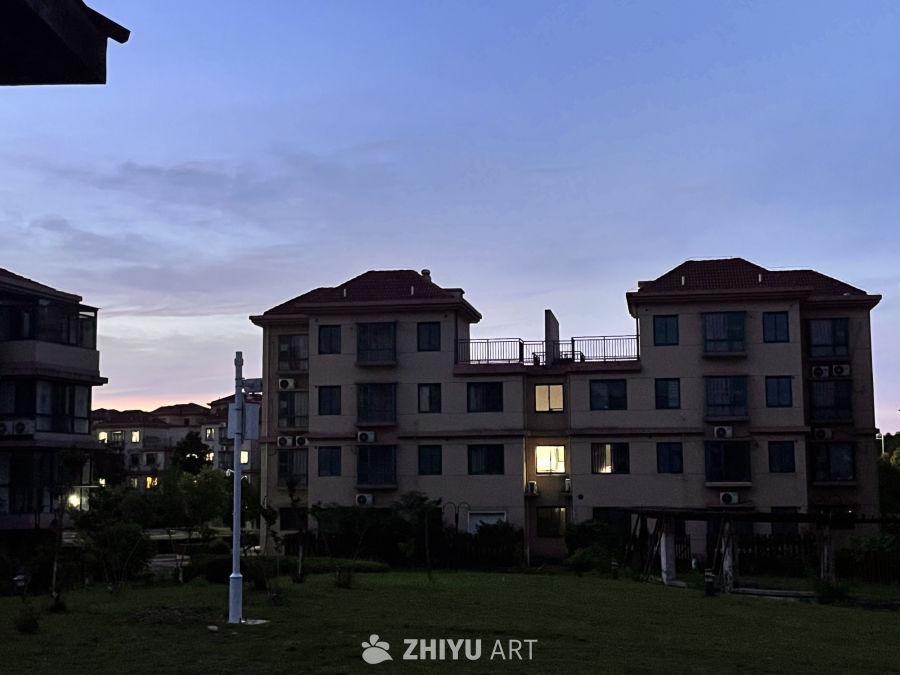 黄昏时分的住宅楼