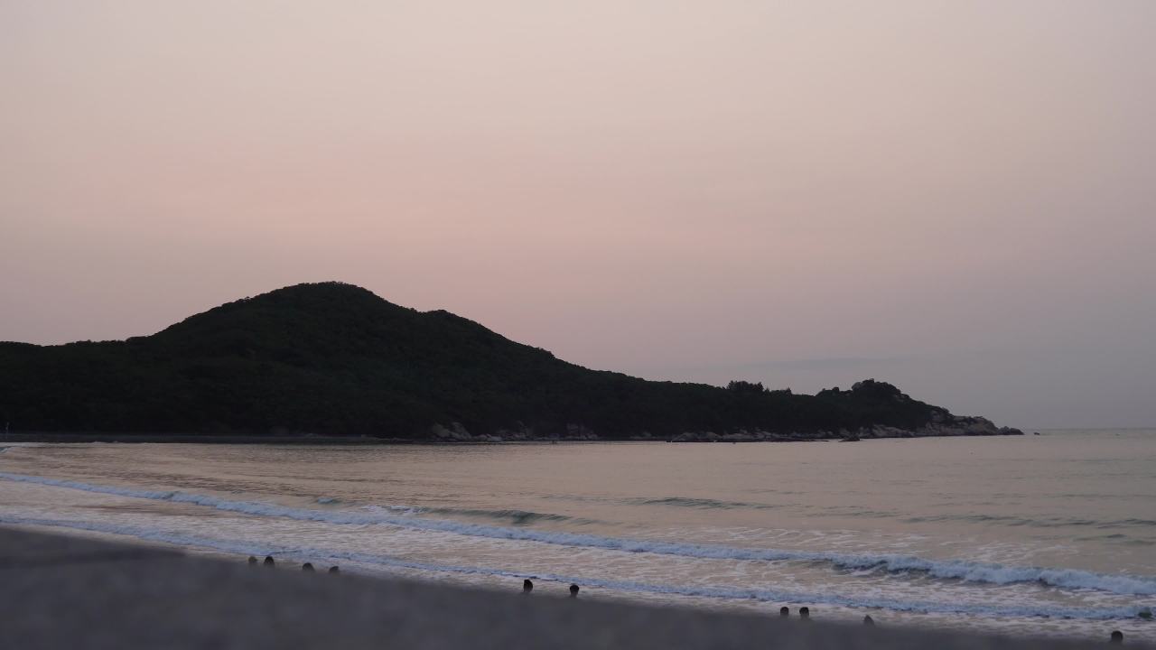 日落海滩的宁静时光