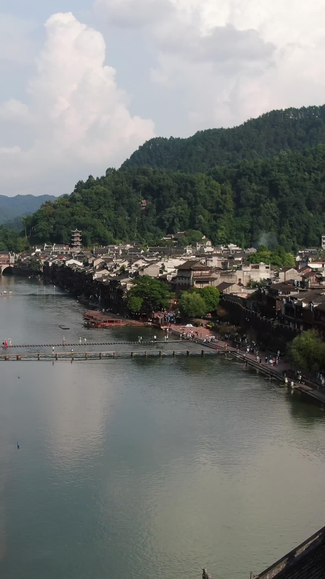 古镇河畔的宁静时光