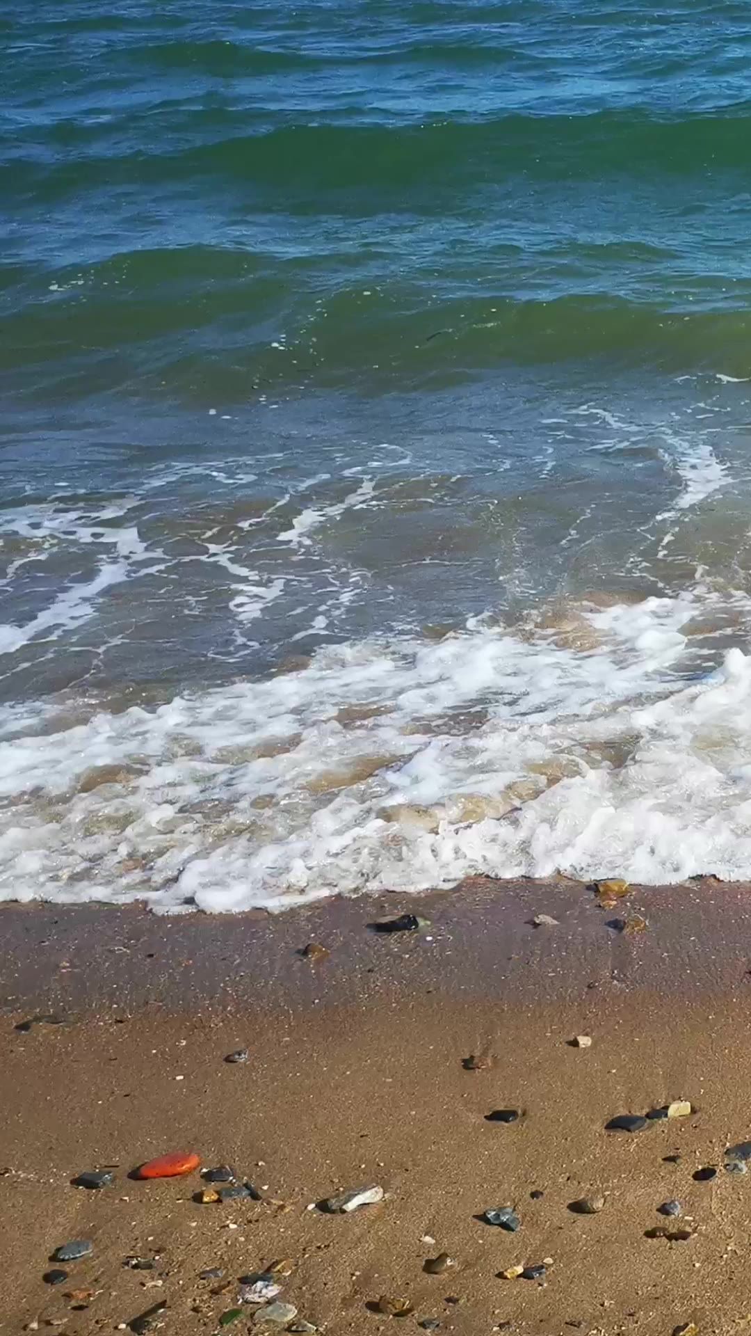 实拍夏日海浪拍打沙滩鹅卵石