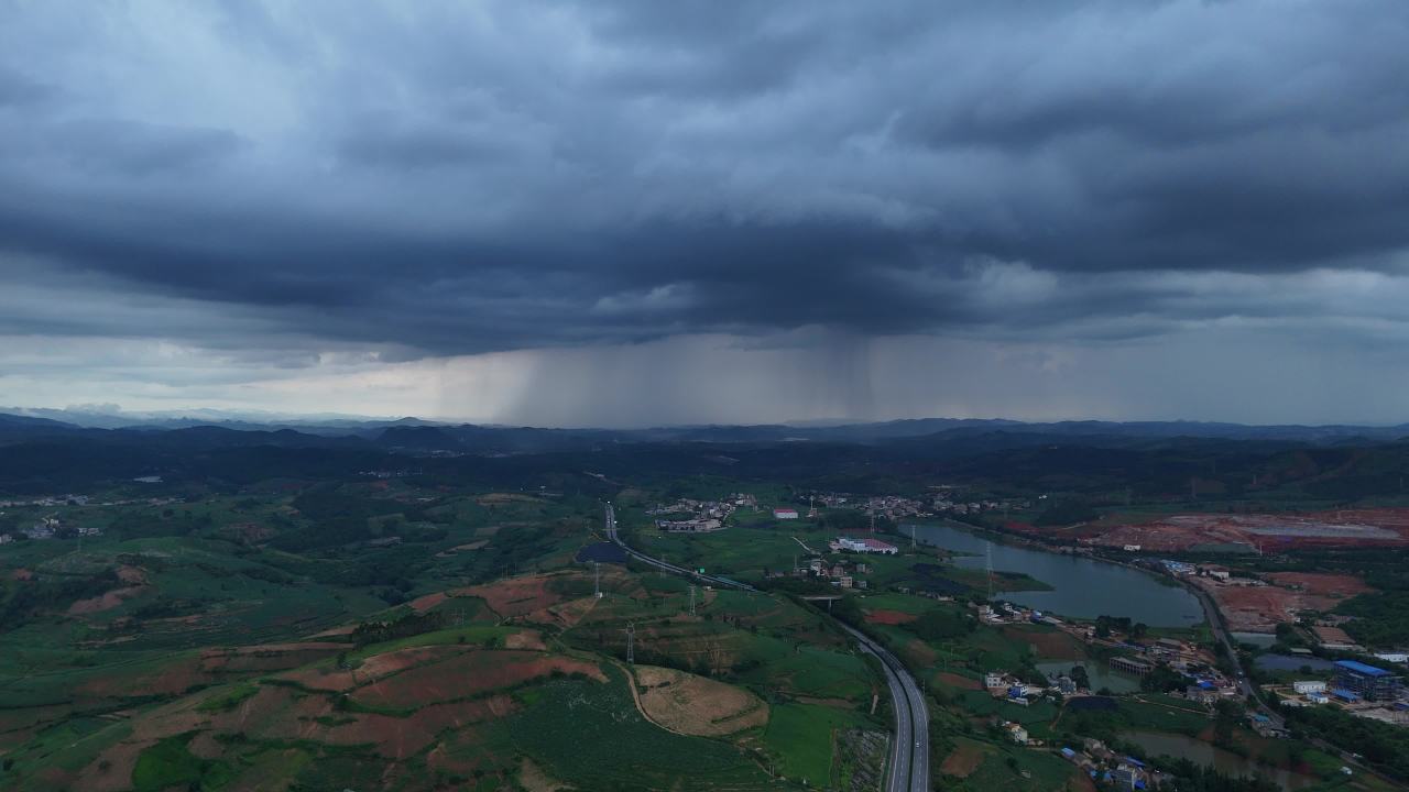 雨中乡村公路